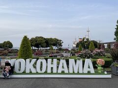 晩御飯は19時からと遅めだったので目の前の山下公園にやってきました。
外国人観光客がいっぱい。