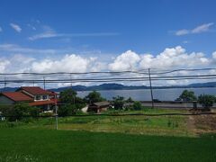 車窓からの宍道湖です。

青空と雲が綺麗でした。