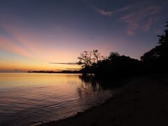 ザ・ムンジェンガンのビーチヴィラ、鳥の声で目が覚める朝の６時。

「うわー、綺麗」
「鳥さん飛んでるけどまだ影絵だね」
「ジャラックバリいないかな？」
「そんなヒョイヒョイいないでしょ…」
「コマンさん、昨日朝散歩してたらいるって言ってたしさ」
「海も静かだね」

明るくなりはじめの目の前のビーチに出てみると綺麗な朝焼けになっていました。