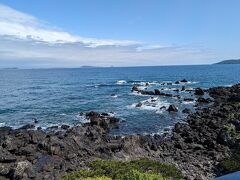 鐙瀬瀬溶岩海岸に到着。
遠くに赤島・黄島・黒島もくっきりと見えました。