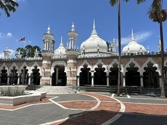 マスジッド ジャメ(Masjid Jamek)
ムーア様式のモスクで白いドーム、アーチのある回廊、大理石の床、ヤシの木が特徴的でした。