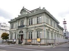 青森銀行記念館。
重厚な建物です。