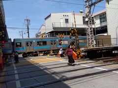 東福寺駅南側の二重踏切　手前が京阪本線、奥がJR奈良線。手前の遮断機が上がり奥が降りている時、入りこむ車はないのだろうか？