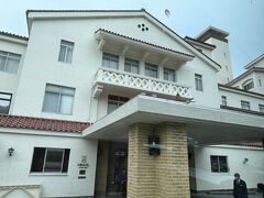 12時半前、川奈ホテルに到着しました。
あいにく、雨がぱらぱら降ってきました。