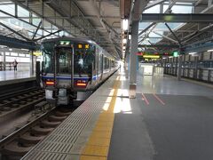 福井駅
当初は、福井駅9：45発のサンダーバードでびわ湖バレイへ行く予定だったのですが、ふくいお得クーポンでの買い物に時間が掛かり、乗り遅れてしまいました。
止む無く、野洲に向かうことにしました。
