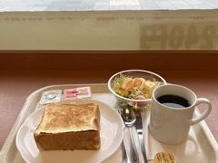 尾道に着いたら、尾道ラーメンを食べる予定だったけれど、ちょっと食べちゃおう。

ボリュームたっぷりのトースト。
ちょっと残してごめんなさいね、と言ったら、いいんですよと笑顔で返してくれたお姉さん。
