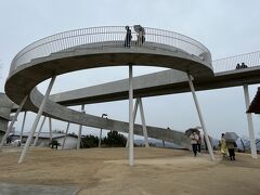 13：35
千光寺頂上展望台PEAK
階段ではない近代的なフォルムは坂の街尾道を思わせる。
どこを歩いていても尾道水道の大パノラマが見渡される。