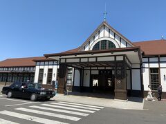 琴平駅に到着しました。風情のある駅舎です。まずは、荷物を預けて観光に出かけます。