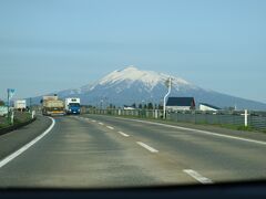 青森から弘前に向かう途中、岩木山が見えてきた。
この時期、山頂には、雪が積もっている。