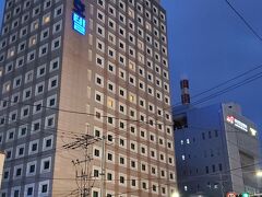 ホテル戻ります。

今回、釜山でのホテルは、

・・蔚山につづき、釜山でもやっぱりいつもの東横INN、今回は西面店に2泊です。

外壁のネオンの「東横インホテル」の「ホ」の字が、電球切れてた。

交換は簡単なことではないとは思いますが、交換したほうがいいですよー、なんて。
