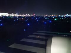 半年ぶりの沖縄へ
最終便で羽田空港を出発します。