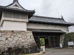 鯱の門。本丸の門として天保9年(1838)に建築