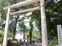 昼食後は「天岩戸神社 西本宮」へ。
東本宮もありました。
「天安河原」は西本宮から向かいます。
