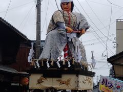 前日の「セントピアあわら」での地元の方の会話から「三国祭り」を知り、訪れました。
運よく、竹田川対岸の汐見公園の駐車場に車を停めることができました。

「三国祭り」は約300年程前から行われ、高さ6m超の武者の山車が三国神社周辺を練り歩きます。出陣を待つ武者の山車です。