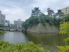 福井城跡です。
今は、天守の代わりに福井県庁が建っています。