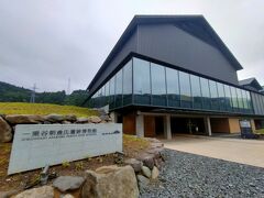 福井県立一乗谷朝倉氏遺跡博物館です。
令和4年に資料館から博物館としてリニューアルされた様です（復原町並との共通観覧券820円）
遺跡（復原町並）までが周遊バス（1本/時間程度）出ています。