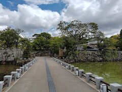 次は烏城公園に行きます。

岡山城はこの烏城公園を入ったところにあります。
橋を渡るといよいよ烏城公園です。