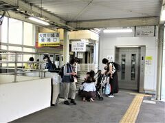 15：53　「金谷駅」着。
既にJRの切符を持っている人は自動改札機を通って大井川鐡道からJR線ホームに直接行くことができます。