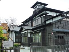 旧羽州街を走りながら大館橋を越えてやって来ました「桜櫓館」、

大館町長を務めた桜場文蔵氏が昭和８年築の旧桜場家住宅です、度々大火に見舞われた旧市街地にあって奇跡的に残った昭和初期の貴重な本格木造建築です。

＊詳細はクチコミでお願いします