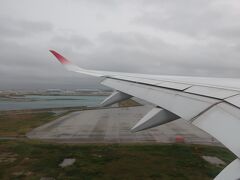 映画『オペレーション・
フォーチュン ルセ・ド・ゲール』を見ていたら
JAL 903は、雨の降る沖縄（那覇）に
ちょっと早く10:13に到着です。