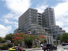 チェックアウト後は県庁前へ移動
真っ赤なデイゴが映える那覇市役所