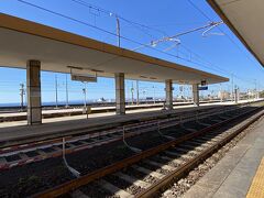 バスの時間まで少し余裕があったので、カターニア駅を見て回る。ホームの向こう側は海！