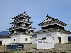 麓の駐車場から登ってきました。
この大洲城、明治時代に老朽化によって解体された後に116年後の平成16年に復元されたので内外装ともに綺麗でした。
国指定重要文化財です。