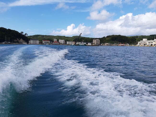 たらい舟を楽しんだ後は、普通の観光船に乗って佐渡最南端にある琴浦洞窟群へ。