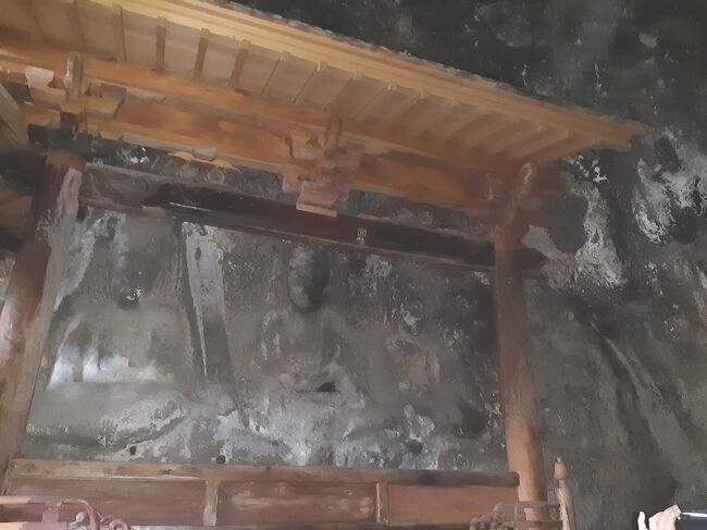 洞窟内部には８８体と言われる半肉彫りの仏像が彫られています。