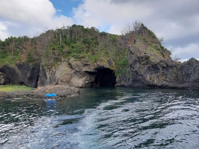 この洞窟の中に船ごとチョットだけ入ってきました。