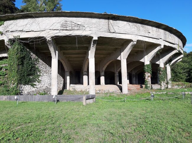 どの場所も内部まで入ることはできませんでしたが、イロイロな遺構が残されています。<br />この大きな円形構造物はシックナーと呼ばれる泥鉱濃縮装置です。上流から排出された泥状の金銀を含んだ鉱石を、ここで水分を分離するのだそうです。