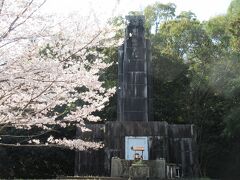 9:10　西部公園（徳島県徳島市加茂名町）
眉山（びざん）中腹にある公園で、サクラの花が満開で、花見の名所です。
高台に忠霊塔（昔の陸軍墓地だった場所）があって、そこからの見晴らしがとても良いです。