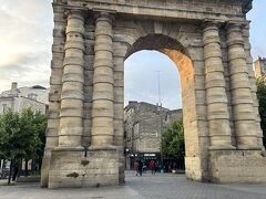 Porte d'Aquitaine　ポルト・ダキテーヌ

ポルト・ド・ラ・ヴィクトワールと改められたそう。
ヴィクトワール広場にあり、かつてフランスのラングドックとスペインへの道が凱旋門で交わっていた場所。
