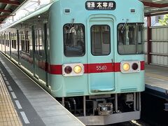 二日市までは二駅。レトロな色の電車