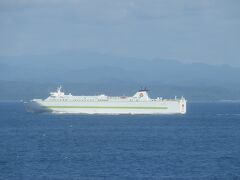 こちらのそれいゆは新型でかなり速度が速いのが特徴。さのため、こうして先に出発していった東九フェリーを紀伊半島岬付近で追い抜いてしまうのです。