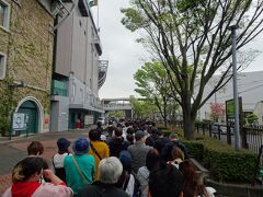 仕事を午前で切り上げ、午後１時過ぎに、甲子園にやってきました。

行列ができております・
案内のプラカードには「入場まで１２０分」「歴史館内で４０分」の待ち時間と書いておりました。