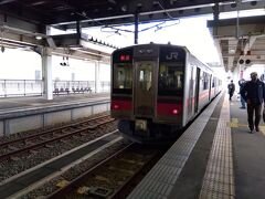 横手駅より手前は結構住宅街だったので横手駅前にもう一駅あってもいいのでは？と思うなどした…

結局横手駅には30分遅れで北上線完乗。
接続で10分待ってくれた模様。
秋田から来た人にとっては長時間乗車なのに申し訳ないね。
しかも秋田お得意ロングシート。
ほぼ満席で詰めれば座れるけど荷物を座席に置いちゃう人もいてだね…
立ってる人も数人いた。
十文字駅で乗降入れ替えがあって、湯沢で結構降りて皆座れる感じに。
そんな中、隣で新聞広げる地元マダム、外は雪景色でも短パン小僧、時刻表クリアファイル(秋田駅で配布してたらしい)を持つ猛者たちなど個性豊かなメンバーで県境を越える。 

