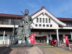 多賀城、仙台を観光して翌日は会津若松駅から始まります。駅前には戊辰戦争でおなじみの白虎隊士の像がありますが、平日なので観光客の姿はありません。