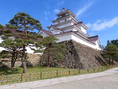雲が広がってきましたが、なんとか青空の天守を撮れました。1593年、松阪城主などをつとめた蒲生氏郷によって建てられた東日本では初となる本格的な天守閣で、現在は若松城天守閣郷土博物館として公開されています。