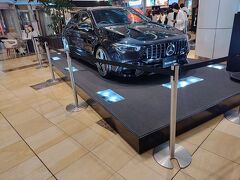 今回はANAなので第二ターミナルから始まります。
ベンツの展示がお出迎えです。
Mercedes-AMG CLA 45 S 4MATIC+ですかね
かっこい～