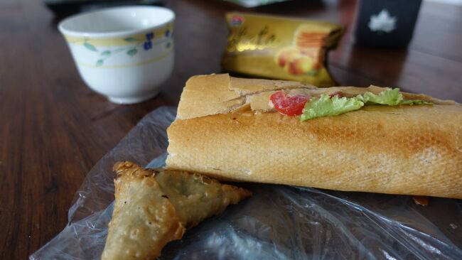 フランスパンと野菜・チキンのサンドイッチとサモサ（笑）