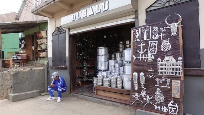 途中の休憩地はアルミ細工の産地です。こんな工房もありました。