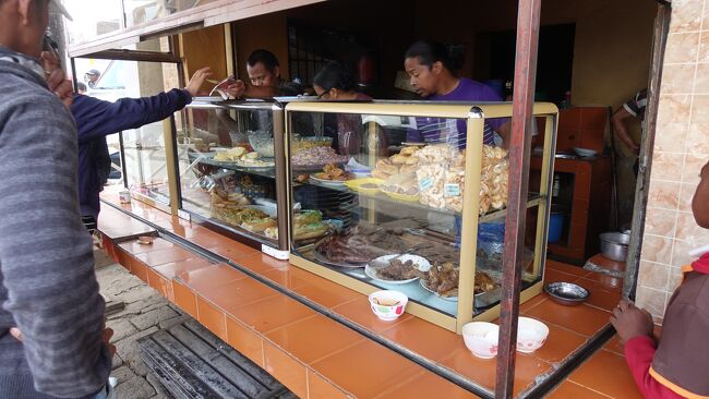 乗客は各自で好きなものを買っておやつ代わりに食べます。