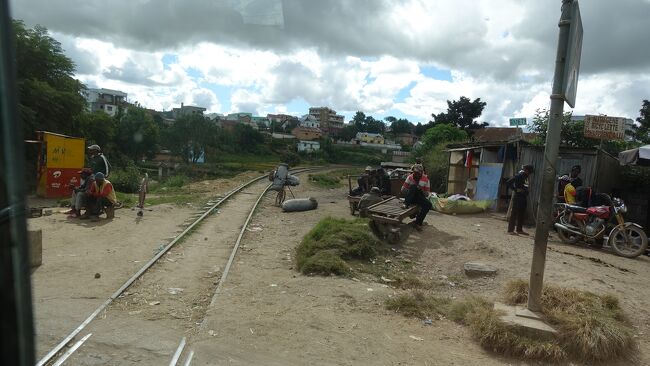 途中の鉄道は列車が1週間に1本しかないから、線路も歩道と化しています。