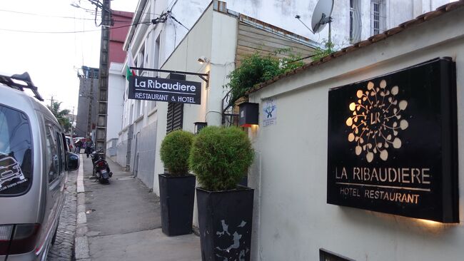 タクシーブルースの後タクシーに乗り換え、今夜からのホテルに到着しました。