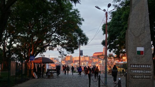 大階段最上段の独立広場からの夕景