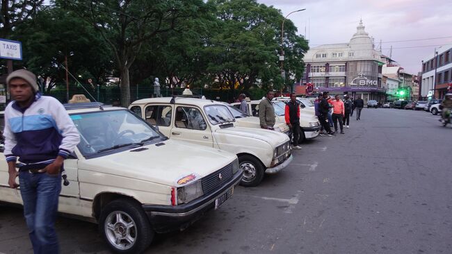 朝は早くからタクシー乗り場にクラシックなタクシーが並びます。