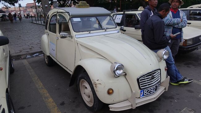 シトロエン２CVのタクシー現役です。