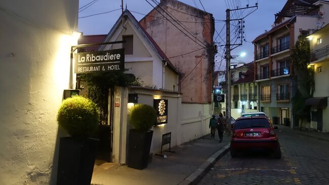 ホテルの廻りもいい感じにレストランの明かりがついて。<br />まるでパリの裏通りのようです。知らんけど！