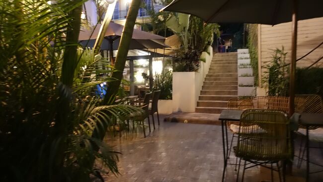 入口ドアから階段を下るとパティオに繫がります。昼間や暑い日の夕方にはいい感じで一杯やれそうです。